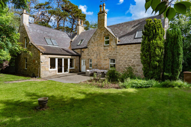 6 bed property, in Elgin, £415,000