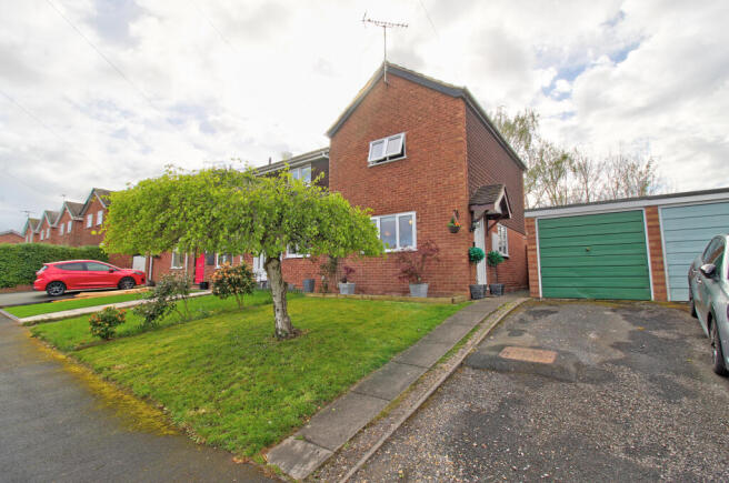 2 bed property, in Ludlow Road, £200,000