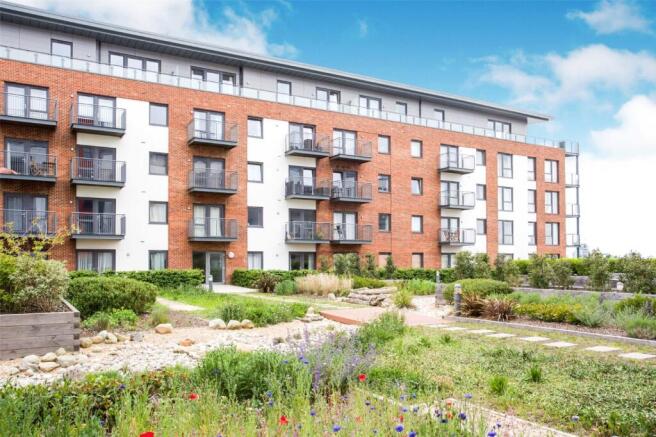 1 bed property, in Fairbourne Court, £180,000