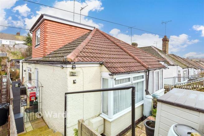 2 bed property, in Hamilton Road, £215,000