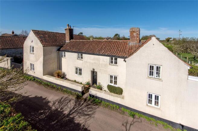 5 bed property, in Woodhill, £550,000
