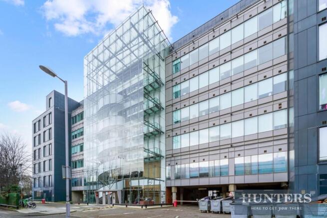 1 bed property, in Great West Road, £375,000