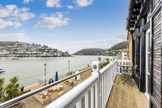 2 bed property, in South Embankment, £450,000