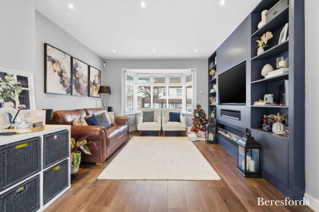 5 bed property, in Woodstock Avenue, £610,000