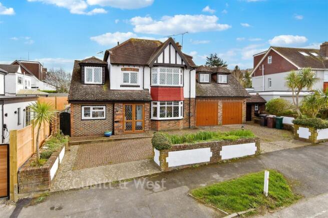 5 bed property, in Graham Avenue, £850,000