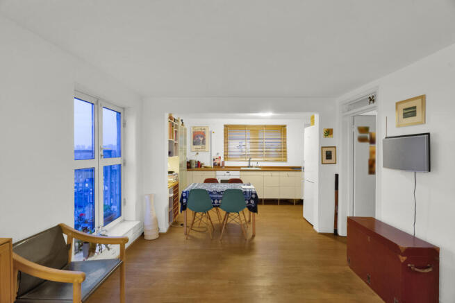 2 bed property, in Approach Road, £395,000