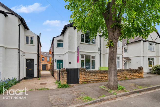 3 bed property, in Carnarvon Road, £300,000