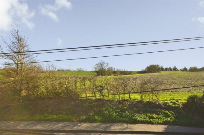 2 bed property, in Main Road, £250,000