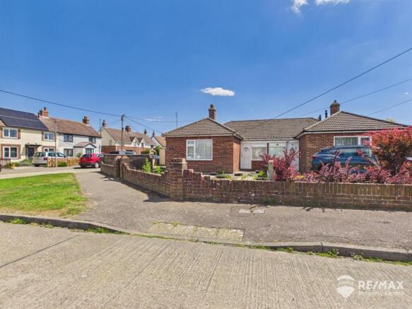 2 bed property, in Lodge Close, £240,000