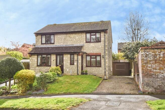 2 bed property, in Station Road, £250,000