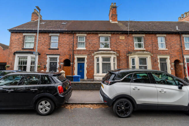 4 bed property, in Victoria Road, £325,000