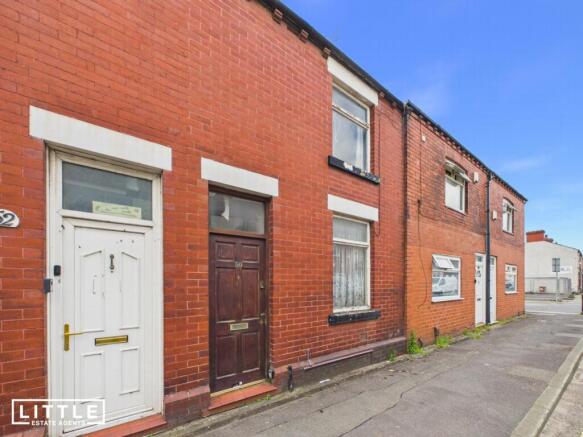 2 bed property, in Junction Lane, £60,000