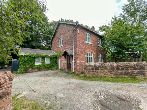 6 bed property, in Liverpool Road, £380,000