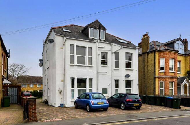 1 bed property, in Cambridge Road, £160,000