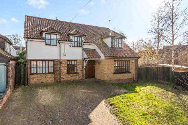 4 bed property, in Windhill Old Road, £900,000