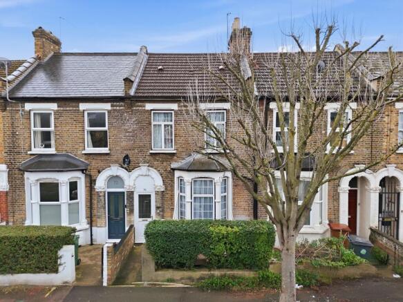 2 bed property, in Leslie Road, £400,000