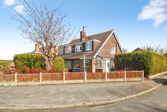 3 bed property, in Green Platt, £245,000