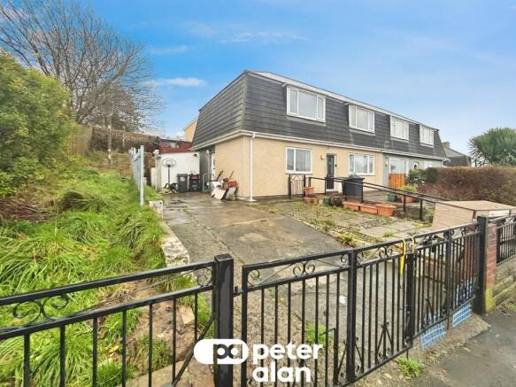 2 bed property, in Gordon Avenue, £45,000