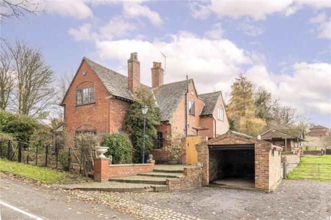 4 bed property, in Main Street, £595,000