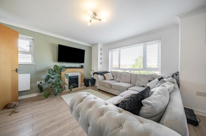 2 bed property, in Meadowford Close, £240,000