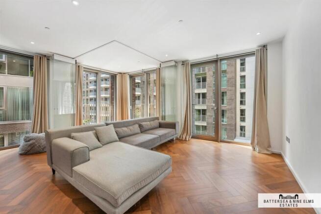 2 bed property, in Capital Building, £950,000