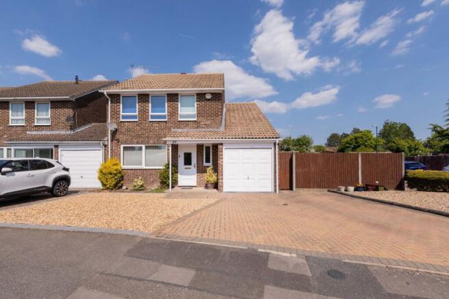 4 bed property, in Springfield Park, £635,000