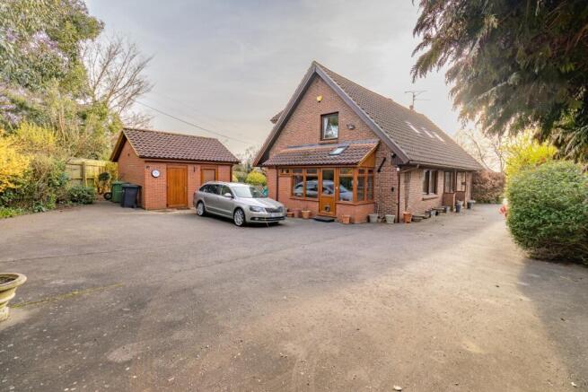 5 bed property, in Hall Lane, £585,000