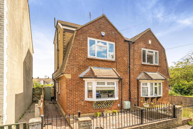 3 bed property, in Wakeley Road, £325,000