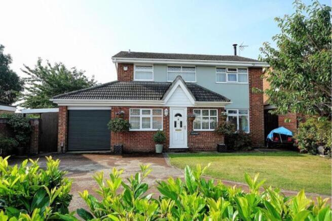 4 bed property, in Herons Close, £450,000