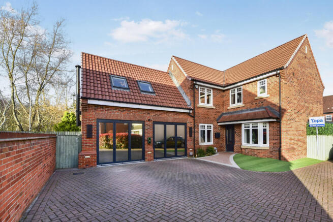 5 bed property, in Fenlake Walk, £425,000