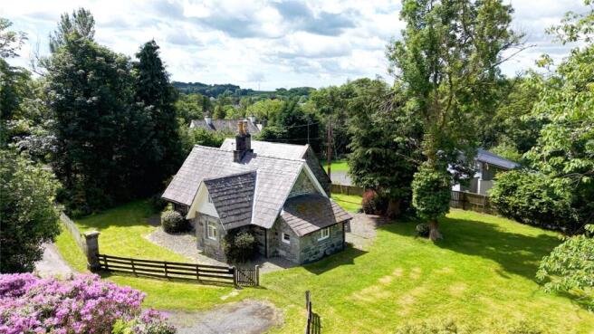 2 bed property, in Cumloden Lodge, £180,000