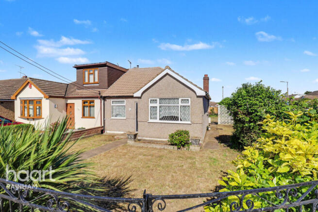 2 bed property, in Lake Avenue, £425,000