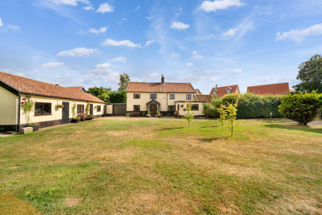 5 bed property, in Rightup Lane, £575,000