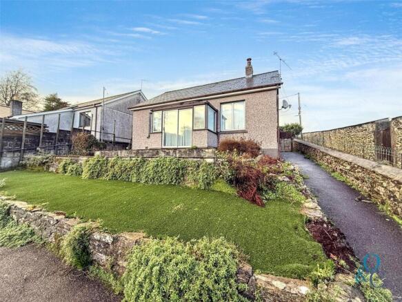 2 bed property, in Victoria, £300,000