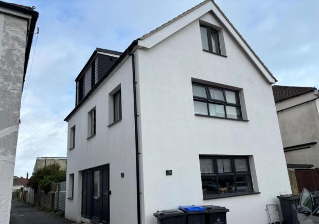 6 bed property, in 2A Newland Street, £395,000