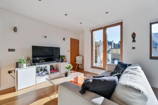 1 bed property, in Old Woolwich Road, £250,000