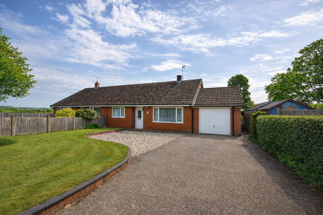 2 bed property, in Higher Heath, £200,000