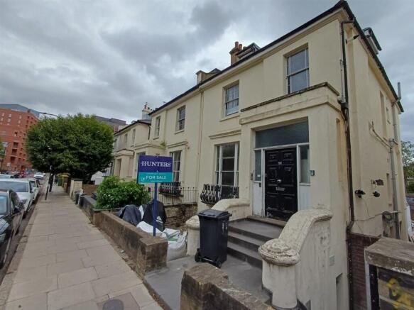 2 bed property, in Belsize Road, £330,000