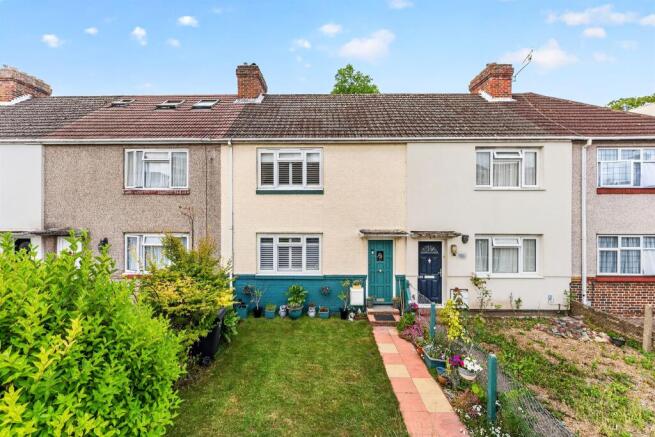 3 bed property, in New Close, £450,000
