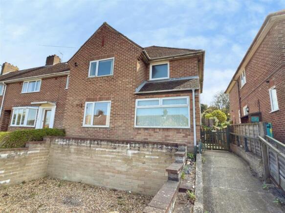 3 bed property, in Throckmorton Road, £200,000