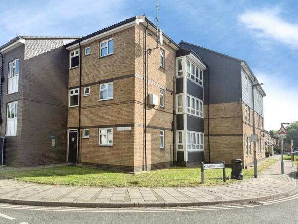 1 bed property, in Queen Street, £120,000