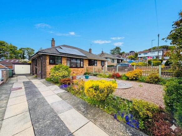 2 bed property, in Layton Park Croft, £279,995