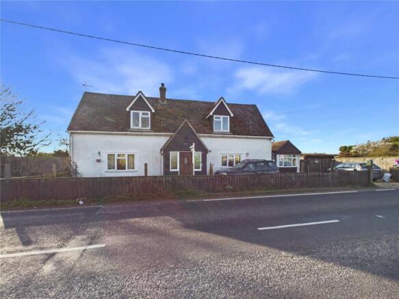 4 bed property, in Clacton Road, £450,000