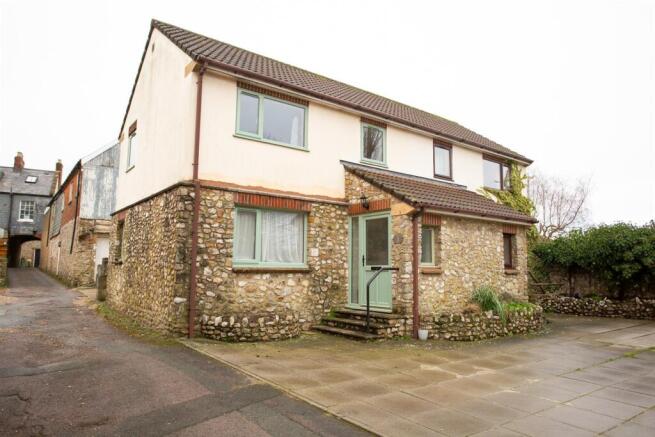 2 bed property, in High Street, £180,000