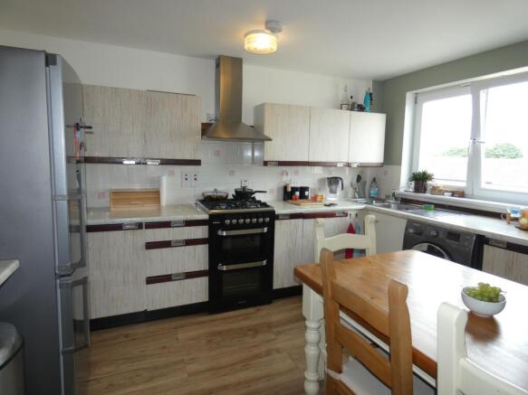 2 bed property, in Bonnyview Drive, £60,000