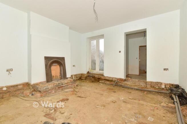 4 bed property, in Broomfield Road, £225,000