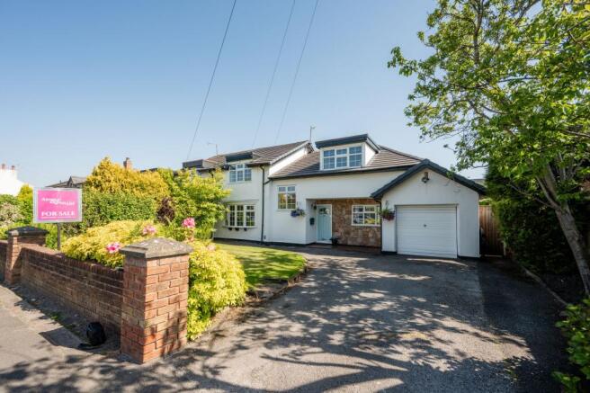 4 bed property, in Long Lane, £550,000