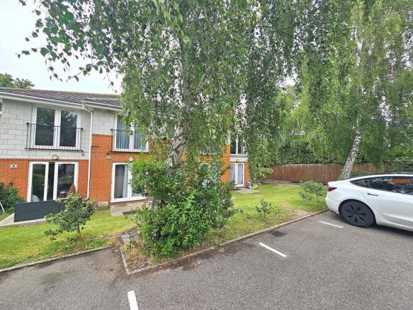 2 bed property, in 64 Oakdale Road, £150,000
