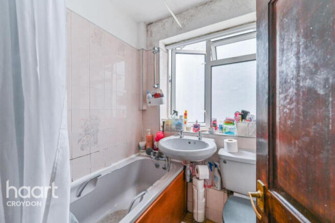 2 bed property, in Laurier Road, £300,000