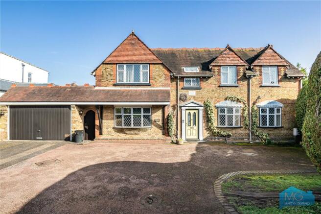 4 bed property, in Fernwood Crescent, £675,000